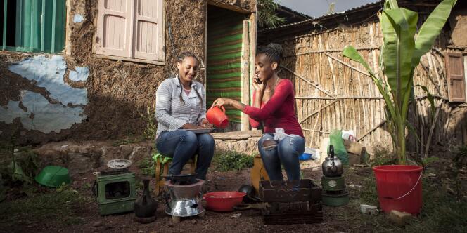 Bitania (à gauche) et Hewan dans la cour de leur logement en banlieue d’Addis-Abeba, en Ethiopie.