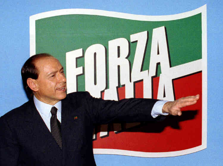 Campagne n° 1 : le leader de Forza Italia (« allez l’Italie ») lors d’un discours au siège de son parti à la suite de sondages le donnant gagnant des élections générales, le 29 mars 1994. L’entrepreneur est entré en politique à peine deux mois plus tôt, le 18 janvier 1994, avec l’annonce de la création de son parti.