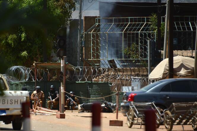 Des membres des forces de sécurité à proximité de l’Institut français de Ouagadougou, le 2 mars 2018.