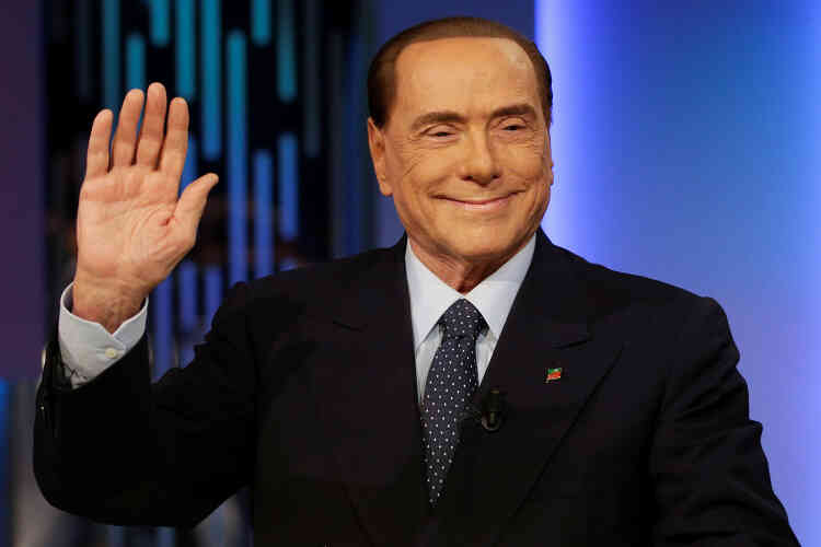 Campagne n° 6 : le « Cavaliere » avant l’enregistrement de l’émission télévisée « 8 e Mezzo » (8 et demi) à Rome, en Italie, le 21 février 2018. Cette fois inéligible, Berlusconi fait campagne pour son poulain, Antonio Tajani.