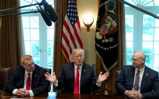 Donald Trump accompagné des PDG des sociétés Nucor et U.S. Steel, à la Maison Blanche, le 1er mars.