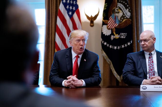 Le président des Etats-Unis, Donald Trump, et David Burritt, le patron de la société US Steel Corporation, spécialisée dans la fabrication et la commercialisation de produits en acier, à Washington, le 1er mars.