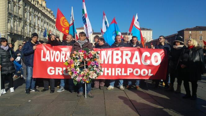 Des salariés du groupe Embraco, filiale de Whirlpool, manifestent contre la suppression de 497 des 537 emplois du site de Riva Presso Chieri.