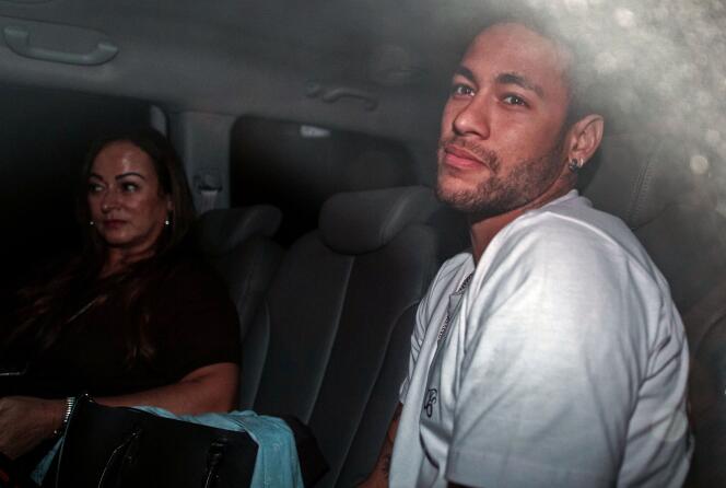 Neymar arrive à l’hôpital brésilien dans lequel il va être opéré du pied, le 2 mars.