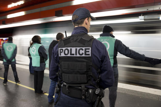 Des agents de la RATP et un policier dans le métro parisien le 30 décembre 2017.