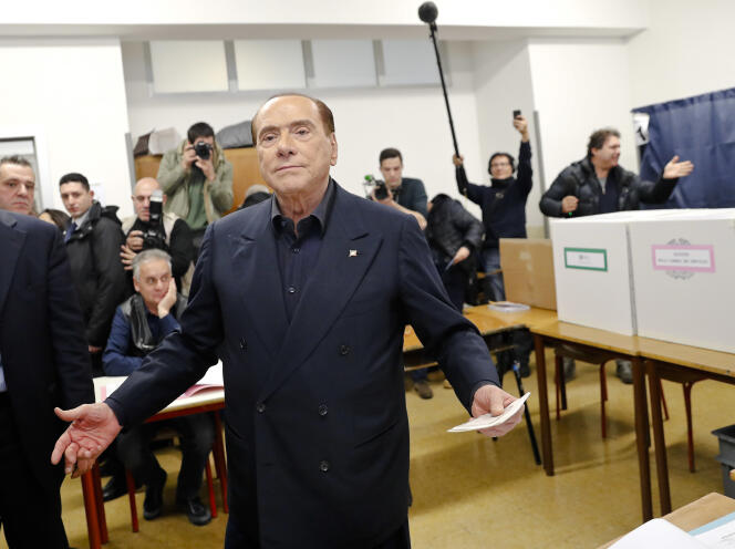 Silvio Berlusconi, dimanche 4 mars, dans son bureau de vote milanais.