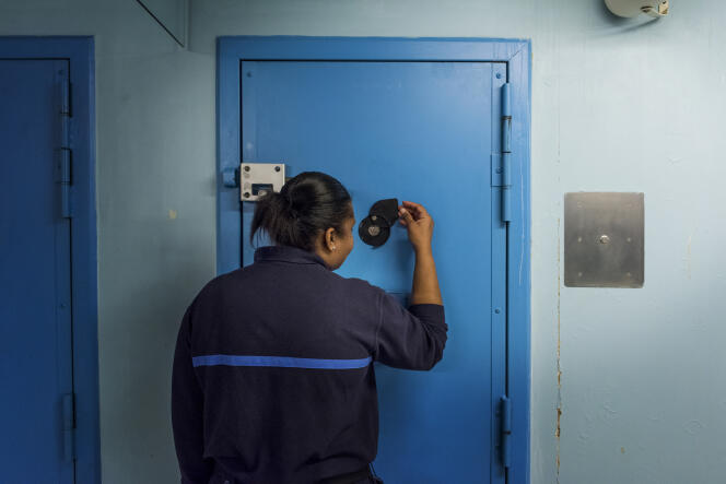 Une surveillante observe l’interieur d’une cellule à Maison d’arrêt de Fleury-Mérogis, en  mars 2017.
