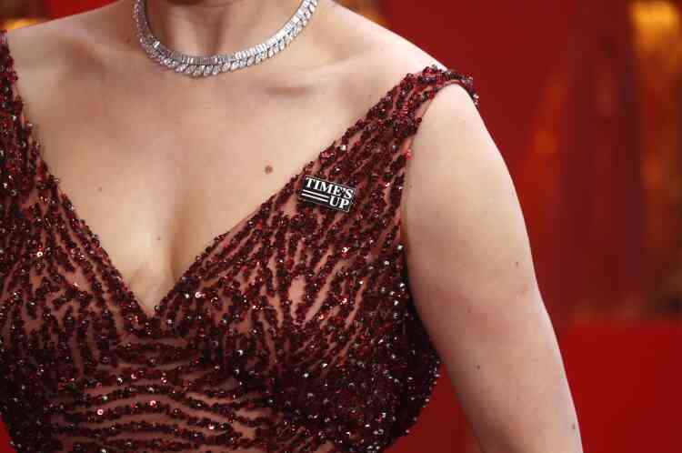 La femme de Patrick Stewart, Sunny Ozell, porte le pins « Time’s Up ».