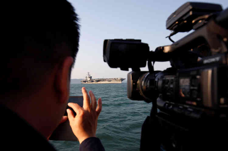 C’est la première fois depuis quarante ans qu’un porte-avions américain jette l’ancre dans un port vietnamien. Les anciens ennemis renforcent leurs liens militaires face aux revendications chinoises de souveraineté en mer de Chine méridionale.