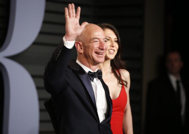 Jeff Bezos, le président-directeur général d’Amazon, est considéré comme l’homme le plus riche du monde par le magazine « Forbes ».