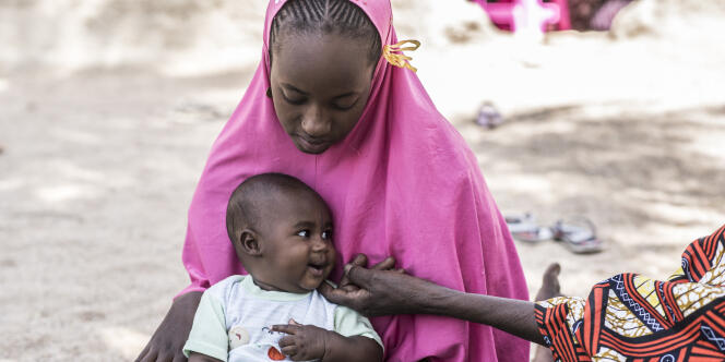 Madina Amadou, 19 ans et son enfant Awa Dam Abdoul Karim, 6 mois, est bénéficiaire du projet Chèque santé. Elle a pu accoucher sous césarienne gratuitement.