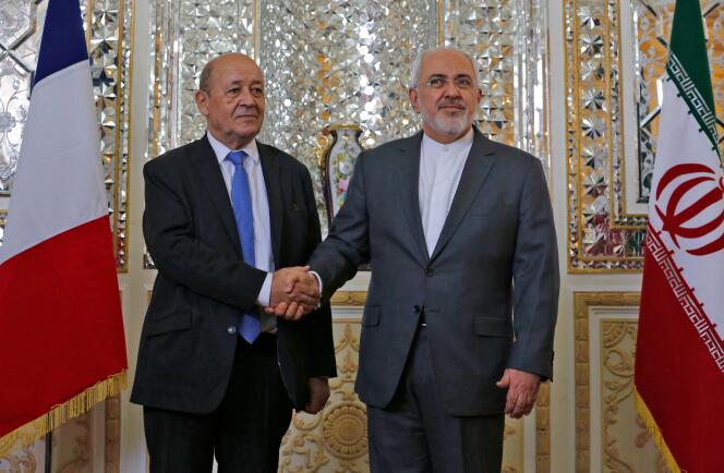 Le ministre des affaires étrangères, Jean-Yves Le Drian sert la main de son homologue iranien, Mohammad Javad Zarif, le 5 mars, à Téhéran (Iran).