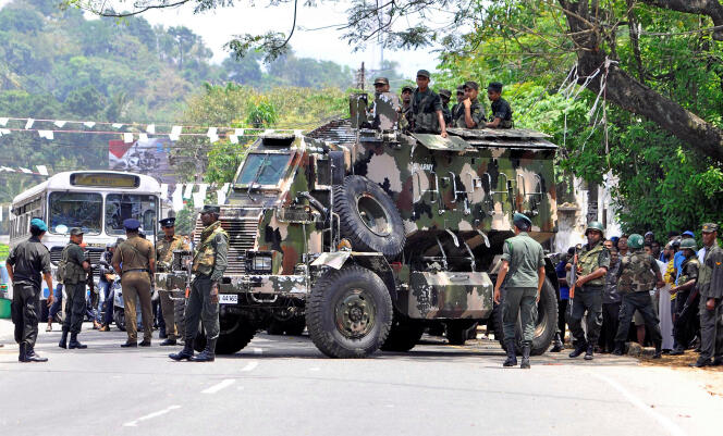 Des soldats sri-lankais déployés à Digana, dans l’Etat de Kandy.