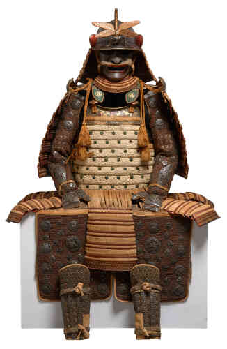« Cette armure, confectionnée pour un membre de la famille Matsudaira du fief de Matsue, est exceptionnelle par la qualité des matériaux employés. L’utilisation de cuir d’importation européenne et de galuchat [cuir de poisson], ainsi que le laçage en cuir de daim confèrent à cette armure un caractère unique. Le casque, du XVIe siècle, attribué à un illustre forgeron du nom de Yoshimichi, est surmonté d’une libellule. Cet animal censé ne pas reculer était autrefois appelé “kachimushi”, l’“insecte vainqueur”. Cette armure a été acquise par le MNAAG en 2016, grâce à la participation du fonds national du patrimoine et à une campagne de mécénat participatif. »