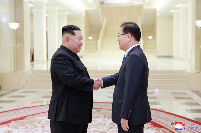 Dans cette photo datée du lundi 5 mars, fournie par le gouvernement nord-coréen, Kim Jong-un, rencontre le directeur sud-coréen de la sécurité nationale.