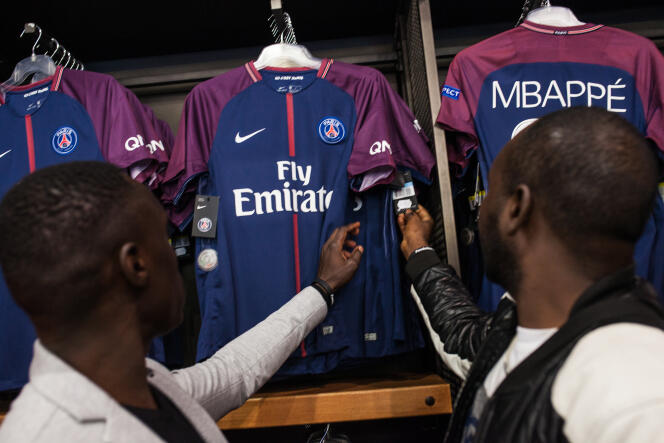 Au lendemain d’un concert à Paris, en septembre 2017, les membres du groupe Soudan Célestins Music regardent des maillots du Paris-Saint-Germain dans une boutique des Champs-Elysées.