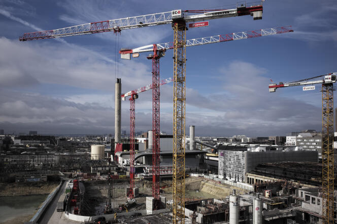 Un chantier de construction à Saint-Ouen (Seine-Saint-Denis), en banlieue nord de Paris, en mars.