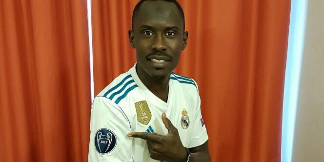 Une photo postée sur Facebook par Ahmed Khamis avec son maillot du Real Madrid.