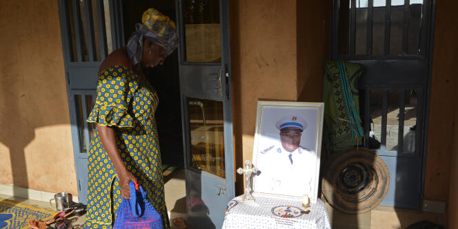 Une femme rend hommage à un soldat burkinabé tué lors de l’attaque terroriste de l’état-major général des armées, le 2 mars 2018, à Ouagadougou.