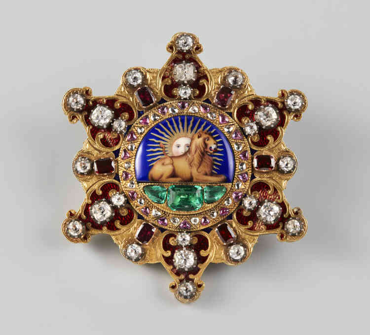 « L’Ordre du Lion et du Soleil (Nishan-i Shir va Khurshid) est un système de récompense inspiré de la Légion d’Honneur française, mis en place par Fath Ali Shah au début du XIXe siècle. Les médailles et insignes sont d’abord destinés aux ambassadeurs et visiteurs étrangers, mais à partir du règne de Muhammad Shah (1834-1848), elles sont distribuées aux dignitaires iraniens, militaires et civils. Le lion et le soleil sont les symboles de la monarchie qajare. »