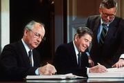 Mikhaïl Gorbatchev et Ronald Reagan, à Washington, le 8 décembre 1987.