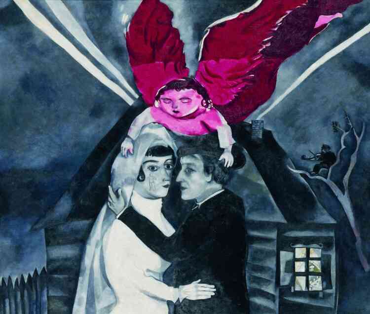 « La fougue de la Révolution, avec ses bouleversements et ses espoirs, rime, dans la vie de Chagall, avec la période du bonheur conjugal. En 1915, il épouse Bella Rosenfeld ; un an plus tard naît leur fille Ida. Dans ce tableau, les traits des mariés évoquent les visages de Marc et Bella Chagall. Comme souvent chez l’artiste, les autoportraits en couple représentent les allégories de la vie conjugale paisible et heureuse. »