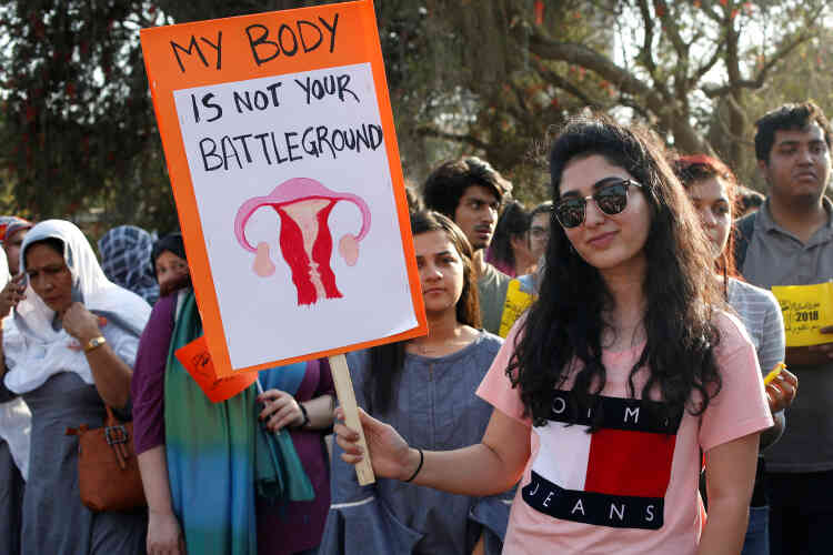 Une femme tient une pancarte où est écrit « Mon corps n’est pas ton champ de bataille », lors d’une marche à Karachi, au Pakistan, le 8 mars.