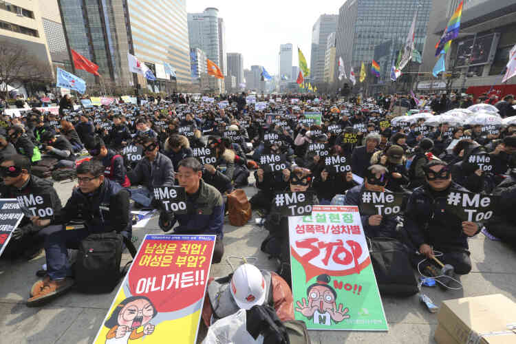 Des manifestants soutenant le mouvement #MeToo sont rassemblés pour marquer la journée internationale des droits des  femmes à Séoul, en Corée du Sud, le 8 mars. Ils ont demandé que les auteurs présumés d’infractions sexuelles soient traduits en justice et que des mesures soient prises pour combler les écarts de rémunération entre femmes et hommes.