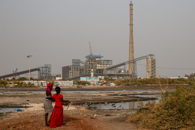 Deux filles de la ville de Bargny au Sénégal, devant la centrale électrique à charbon en fin de construction en octobre 2017.