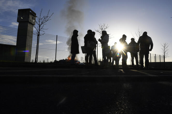 Des gardiens bloquent l’entrée de la prison de Vezin-le-Coquet (Ille-et-Vilaine), le 26 janvier.