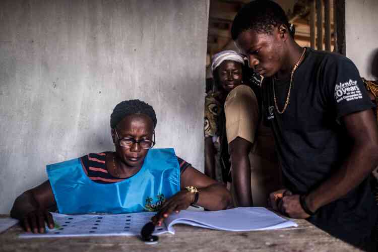 Une agente électorale à Kono. Quelque 3,1 millions de Sierra-Léonais étaient appelés aux urnes.