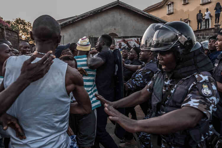 Après une intervention de l’ancien président ghanéen John Dramani Mahama, la police a été autorisée à entrer dans la résidence de Julius Maada Bio, à Freetown.