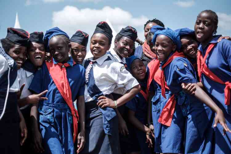 Des membres des Kenya Girl Guides (une association dont le but est d’améliorer la condition des femmes) après avoir assisté à la cérémonie de la journée internationale des droits des femmes à Kawangware, à Nairobi, au Kenya, le 8 mars.