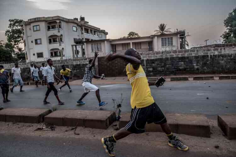 A Freetown, la capitale, des partisans de Julius Maada Bio affrontent la police après qu’elle a tenté de perquisitionner le domicile de leur candidat, le 7 mars.