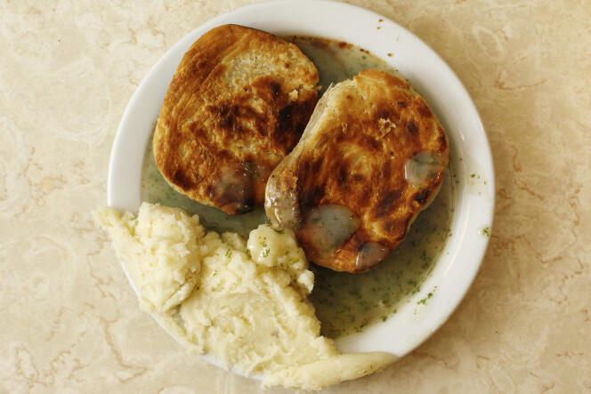 Le traditionnel « mash and pie » (purée et tourte), petit déjeuner typiquement anglais.