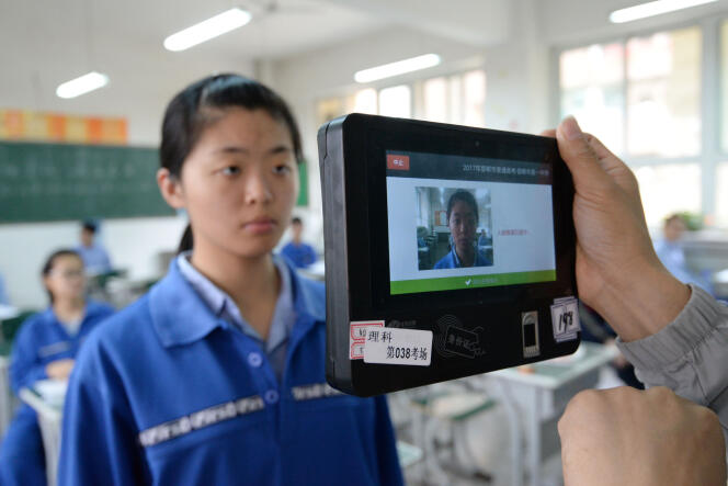 Une enseignante utilise la reconnaissance faciale pour identifier une élève avant un examen, à Handan, en Chine, en 2017.