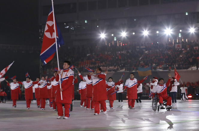 Kim Jong-hyon, porte-drapeau de la Corée du Nord lors de la cérémonie d’ouverture des Jeux paralympiques.