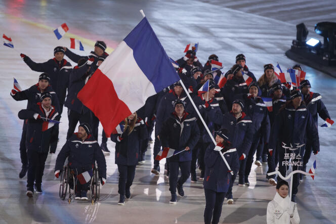 Marie Bochet porte drapeu la délégation française lors de la cérémonie d’ouverture des Jeux paralympiques de Pyeongchang, en Corée du sud, le 9 mars.
