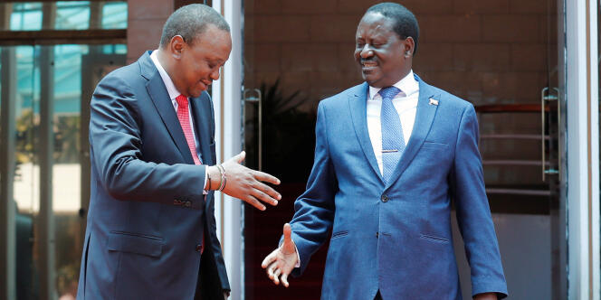 Le président du Kenya, Uhuru Kenyatta (à gauche), saluant le leader de l’opposition, Raila Odinga, lors d’une conférence de presse, le 9 mars à Nairobi.