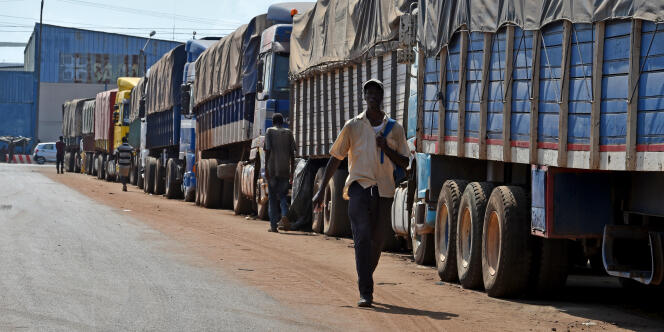 Des camions chargés de café sont stationnés au port d’Abidjan, le 8 mars 2018.