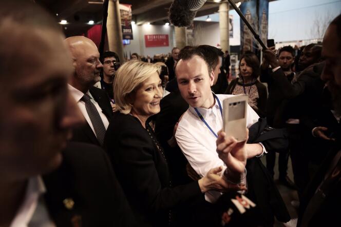 Un militant fait un selfie avec Marine Le Pen, le 10 mars, au congrès du FN.