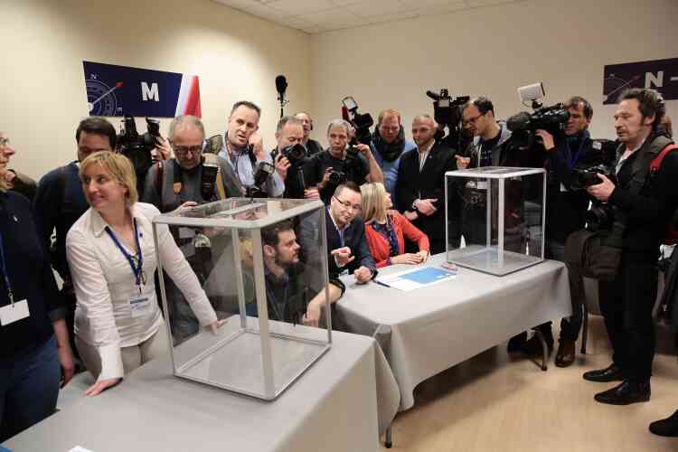 Des journalistes attendent l’arrivé de Marine Le Pen pour un vote avant le congrès du FN, le 10 mars.