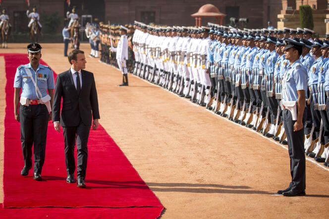 Emmanuel Macron accueilli lors d’une cérémonie protocolaire au palais Rashtrapati Bhavan à New Delhi (Inde) le 10 mars.