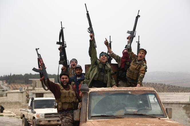 Avancée des forces syriennes soutenues par le  gouvernement turc à l’est de la ville de Jinderes (Syrie), le 8 mars.
