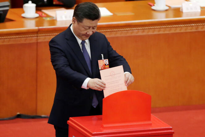 Le président chinois Xi Jinping vote le 11 mars.