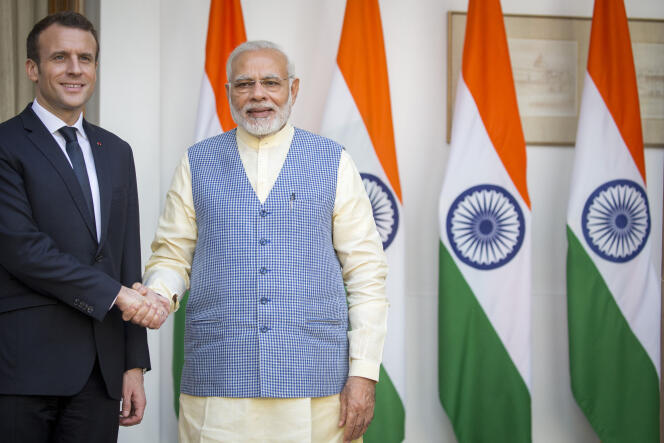 Emmanuel Macron accueilli par le premier ministre indien Narenda Modi à Hyderabad House (New Delhi), le 10 mars.