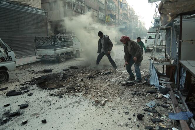 Des habitants de la ville de Douma, dans la Ghouta orientale, inspectent les dégats après un bombardement par les forces syriennes, le 10 mars.