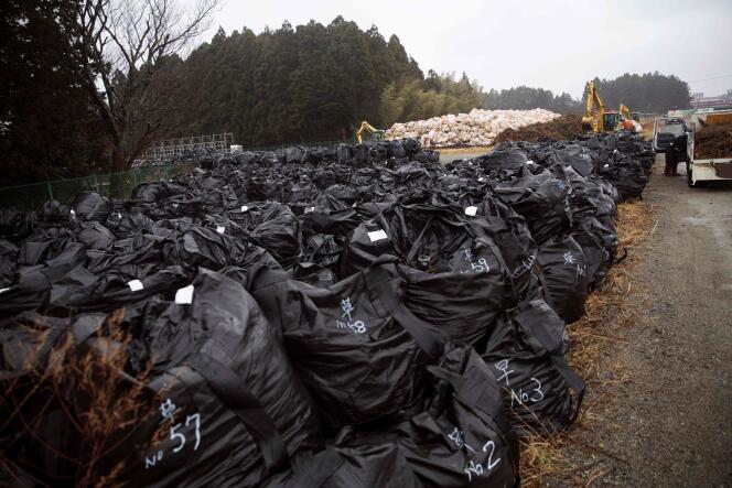 Débris contaminés radioactifs sur la zone d’exclusion de Tomioka, dans la préfecture de Fukushima, le 5 mars.