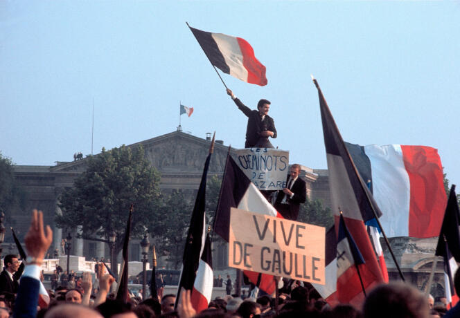 « Le premier âge constitutionnel, gaullien, est marqué par le charisme du fondateur procédant de l’incarnation de la France. L’usage référendaire gaullien en est la clé » (Paris, le 30 mai 1968. 300 000 manifestants en faveur du général de Gaulle, place de la Concorde).