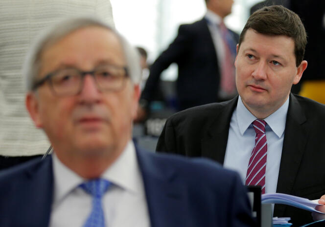 Martin Semayr au second plan, derrière Jean-Claude Juncker, le président de la Commission européenne, à Strasbourg, le 13 mars.